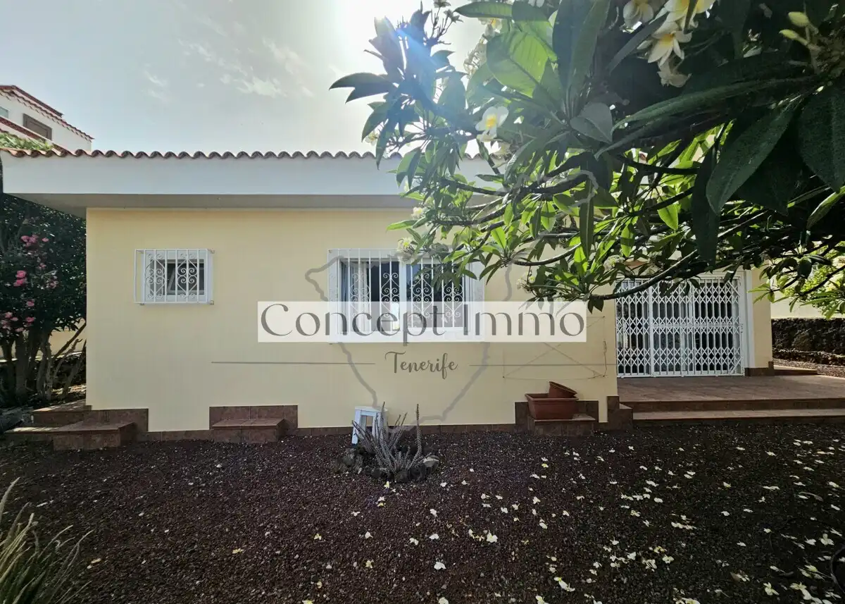 Vista exterior de Casa o xalet en venda en Arona amb Jardí privat, Terrassa i Traster