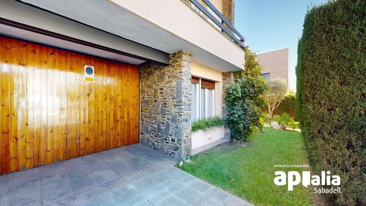 Vista exterior de Casa o xalet en venda en Barberà del Vallès amb Calefacció, Jardí privat i Terrassa