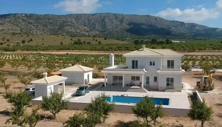 Casa amb piscina en venda a El Pinós / Pinoso, imagen 2