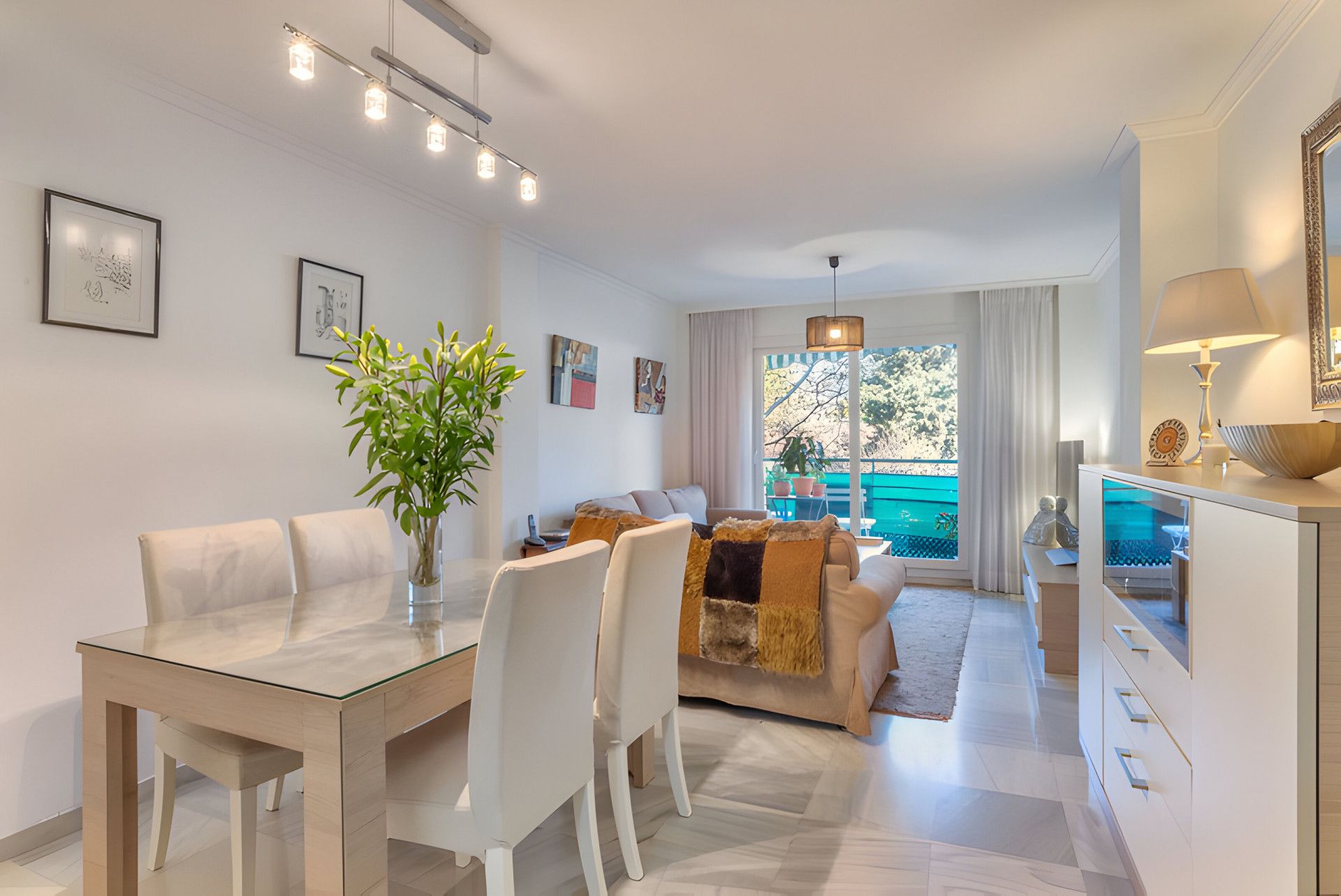 Menjador de Apartament en venda en Marbella amb Terrassa, Piscina i Internet