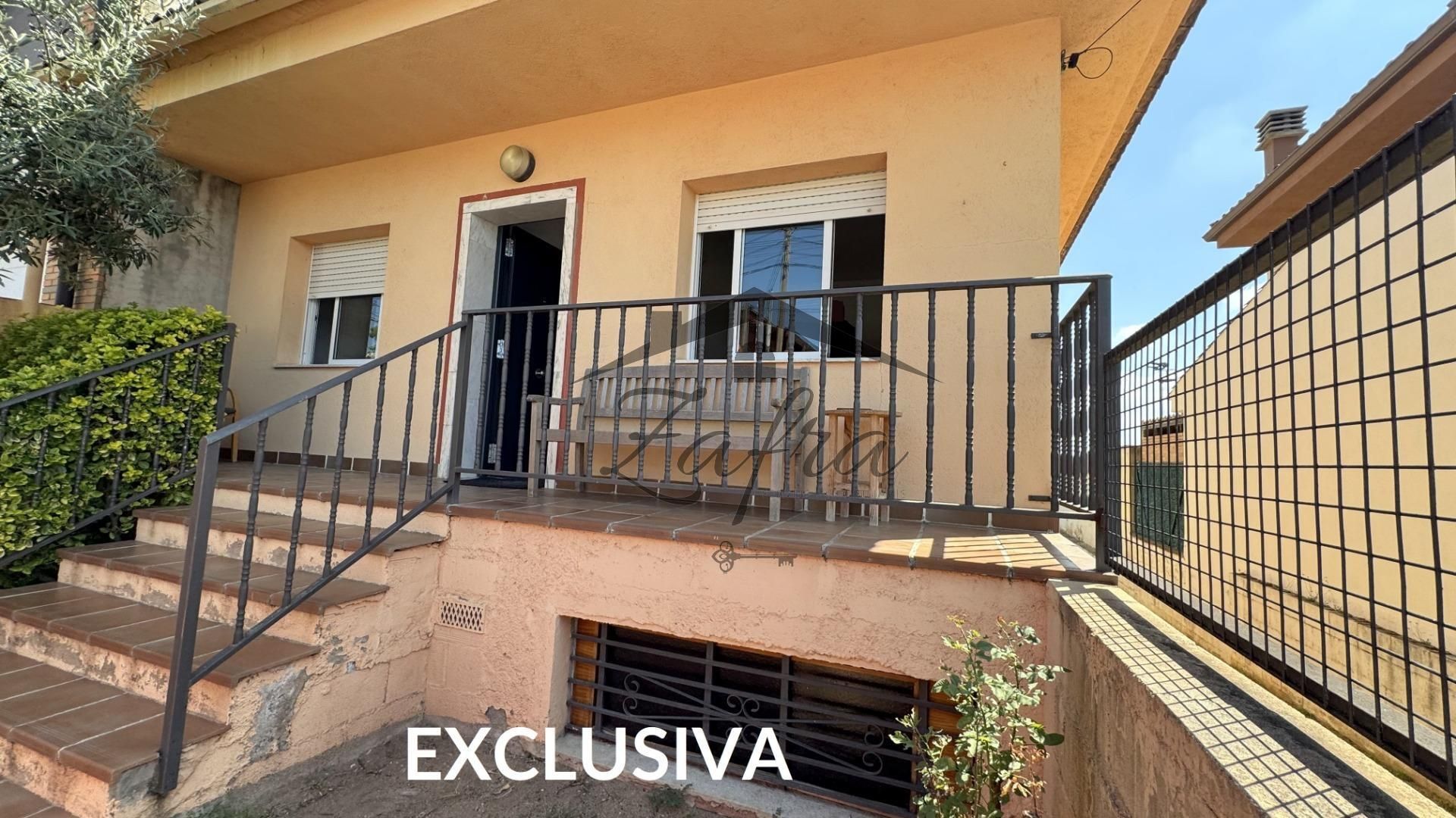 Vista exterior de Casa adosada en venda en Sils amb Jardí privat, Terrassa i Piscina