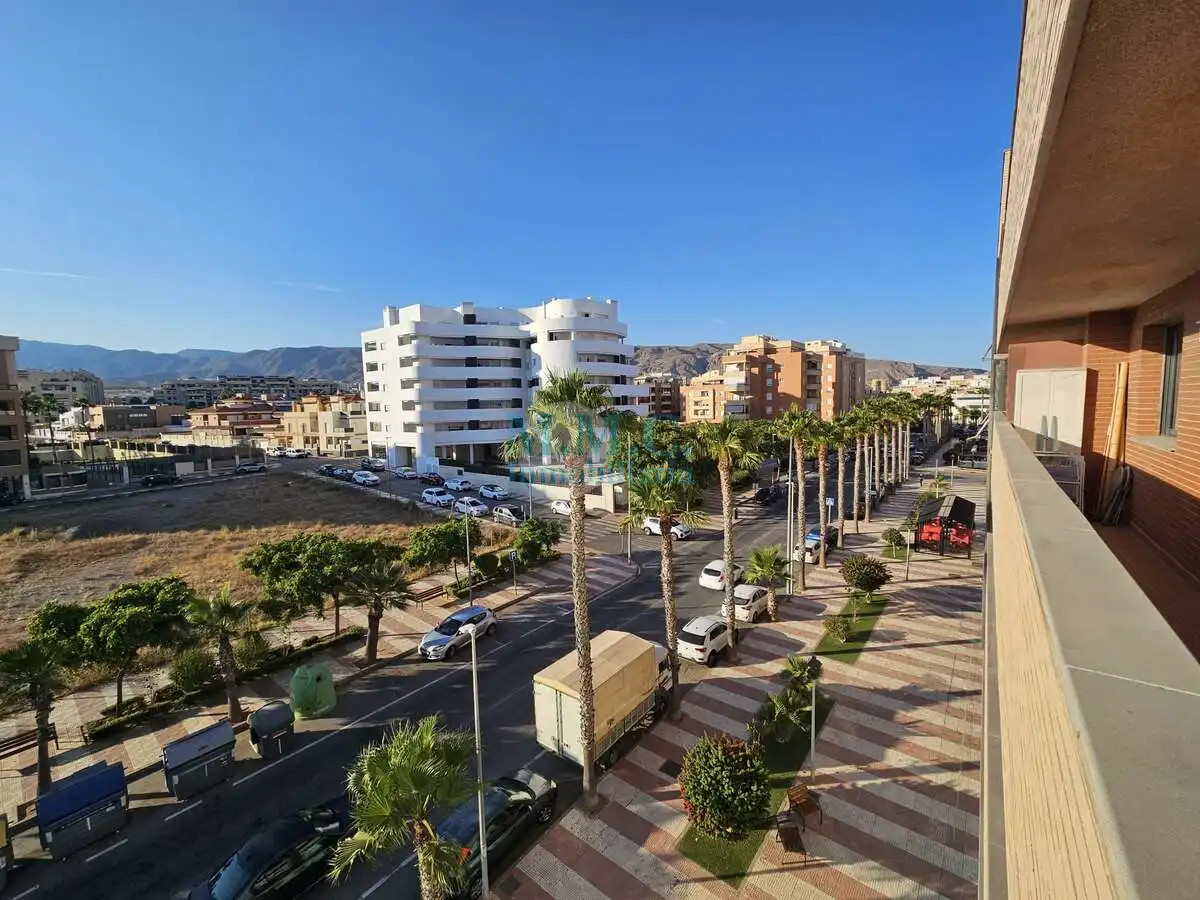 Vista exterior de Piso en venta en Roquetas de Mar con Aire acondicionado, Terraza y Amueblado