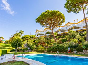 Baixos amb piscina en venda a Calahonda