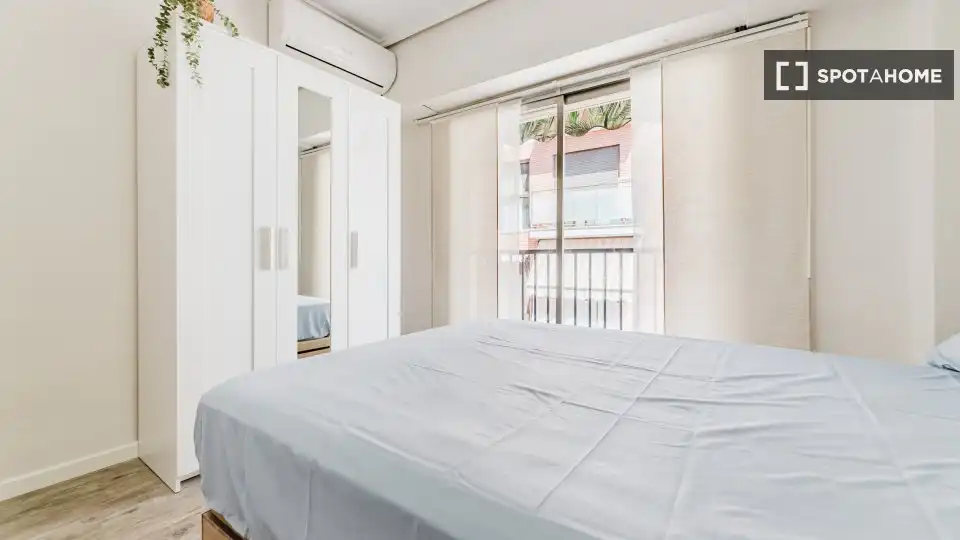 Habitación de Piso de alquiler en Valencia con Aire acondicionado, Calefacción y Amueblado
