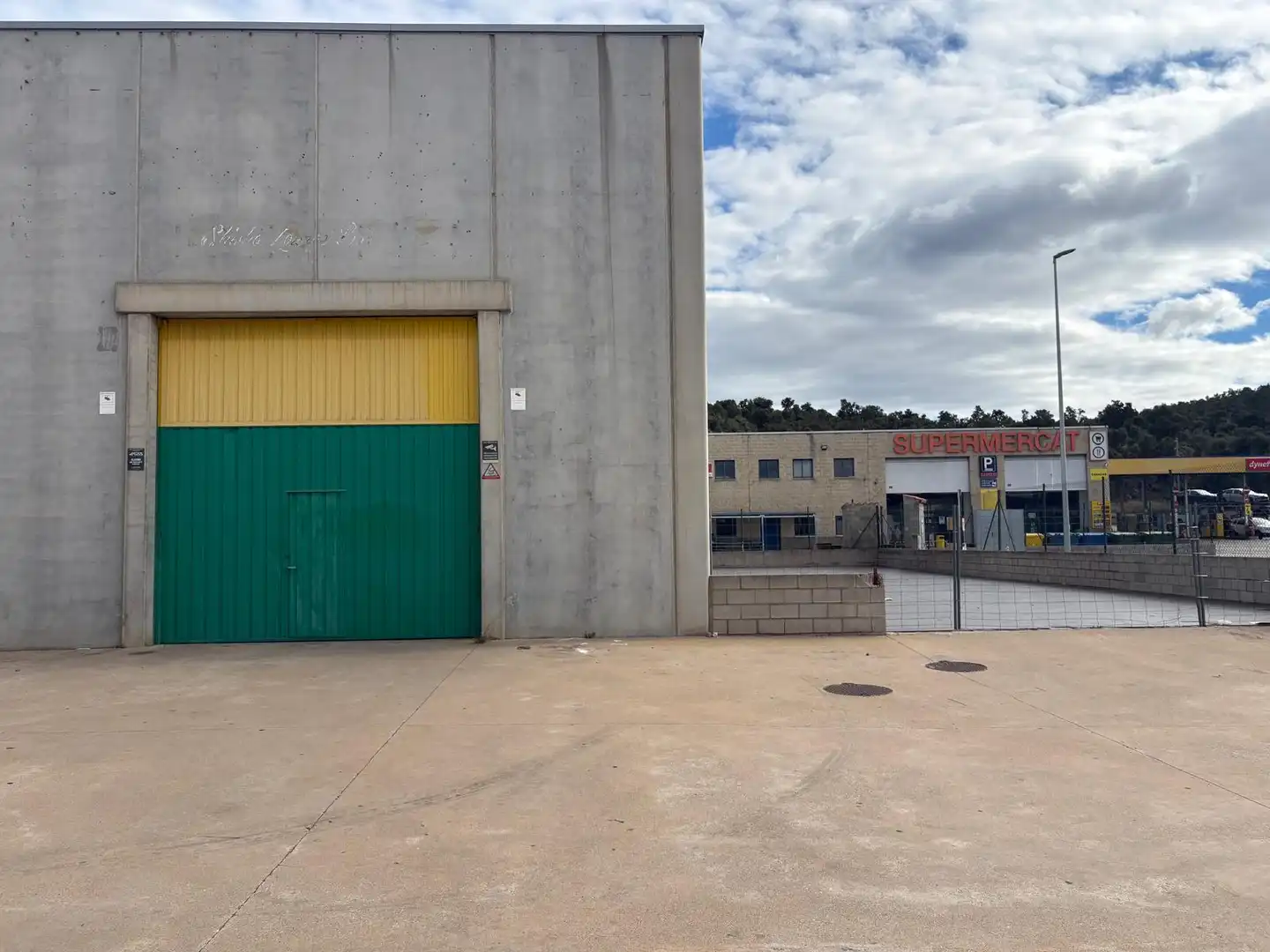 Vista exterior de Nau industrial en venda en La Jonquera, Girona