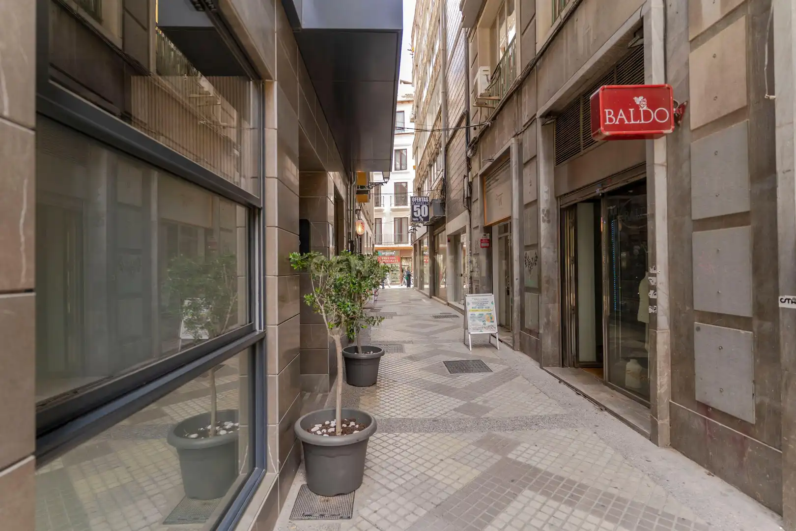 Vista exterior de Local en venda en Granada amb Aire condicionat