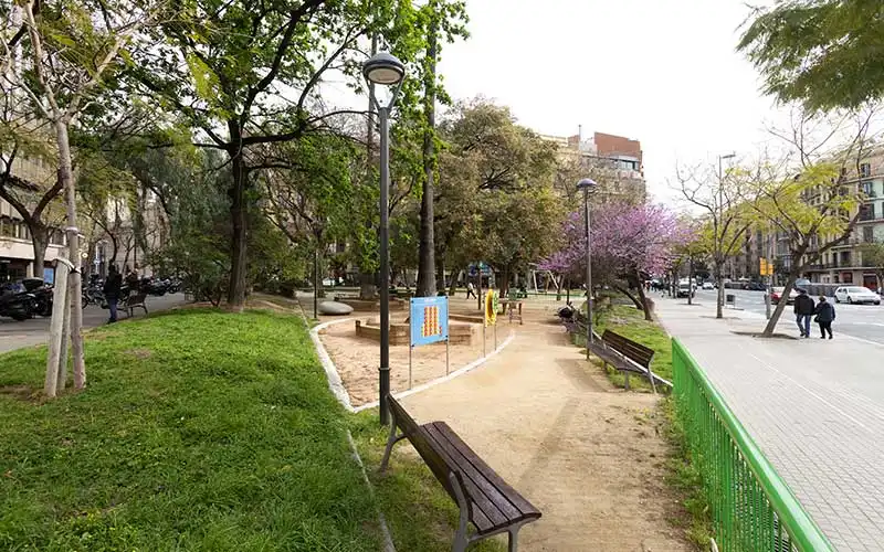 Vista exterior de Casa adosada en venta en Barcelona con Aire acondicionado, Calefacción y Parquet