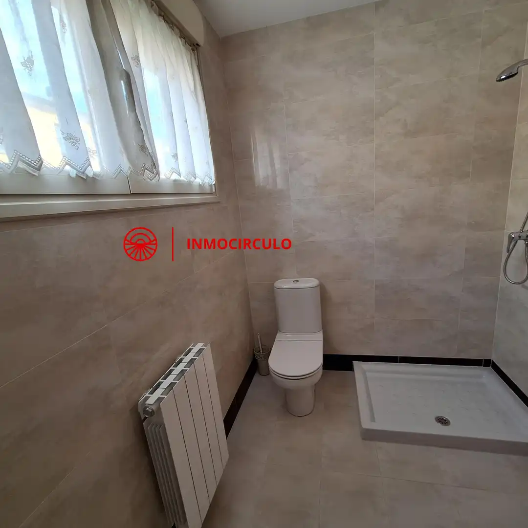 Bany de Casa adosada en venda en Burgos amb Jardí privat, Terrassa i Traster