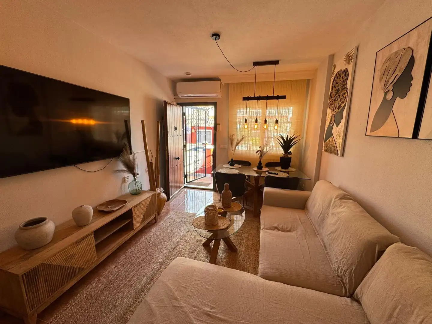 Sala d'estar de Casa adosada en venda en Orihuela amb Aire condicionat, Jardí privat i Terrassa
