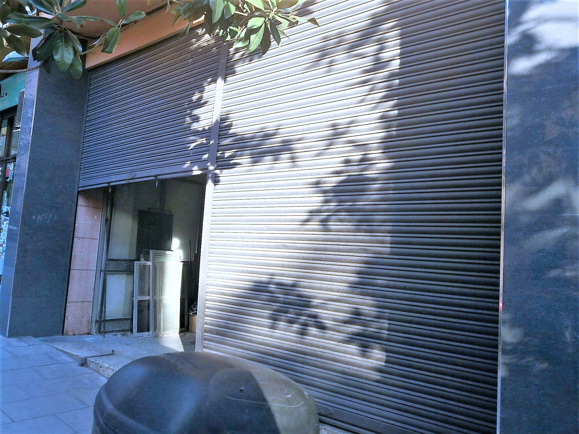 Vista exterior de Local en venda en Santa Coloma de Gramenet
