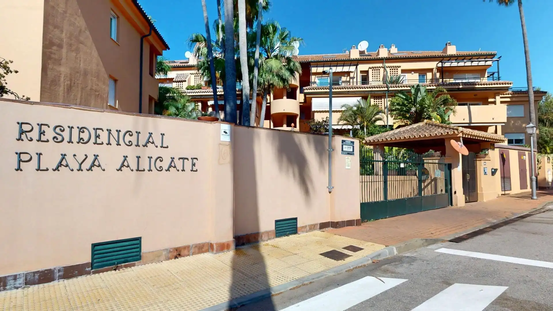Vista exterior de Pis en venda en Marbella amb Jardí privat, Terrassa i Balcó