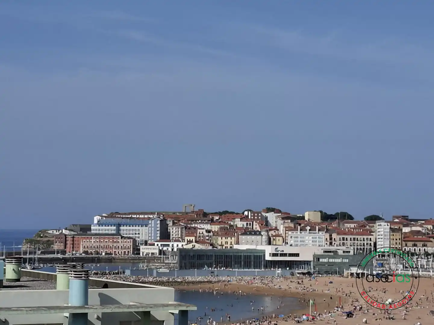 Außenansicht von Wohnung zum Verkauf in Gijón  mit Heizung, Terrasse und Abstellraum