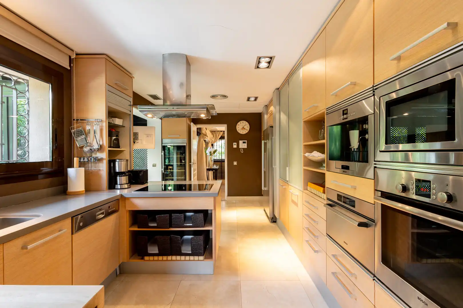 Cuina de Casa o xalet en venda en Marbella amb Aire condicionat, Jardí privat i Terrassa
