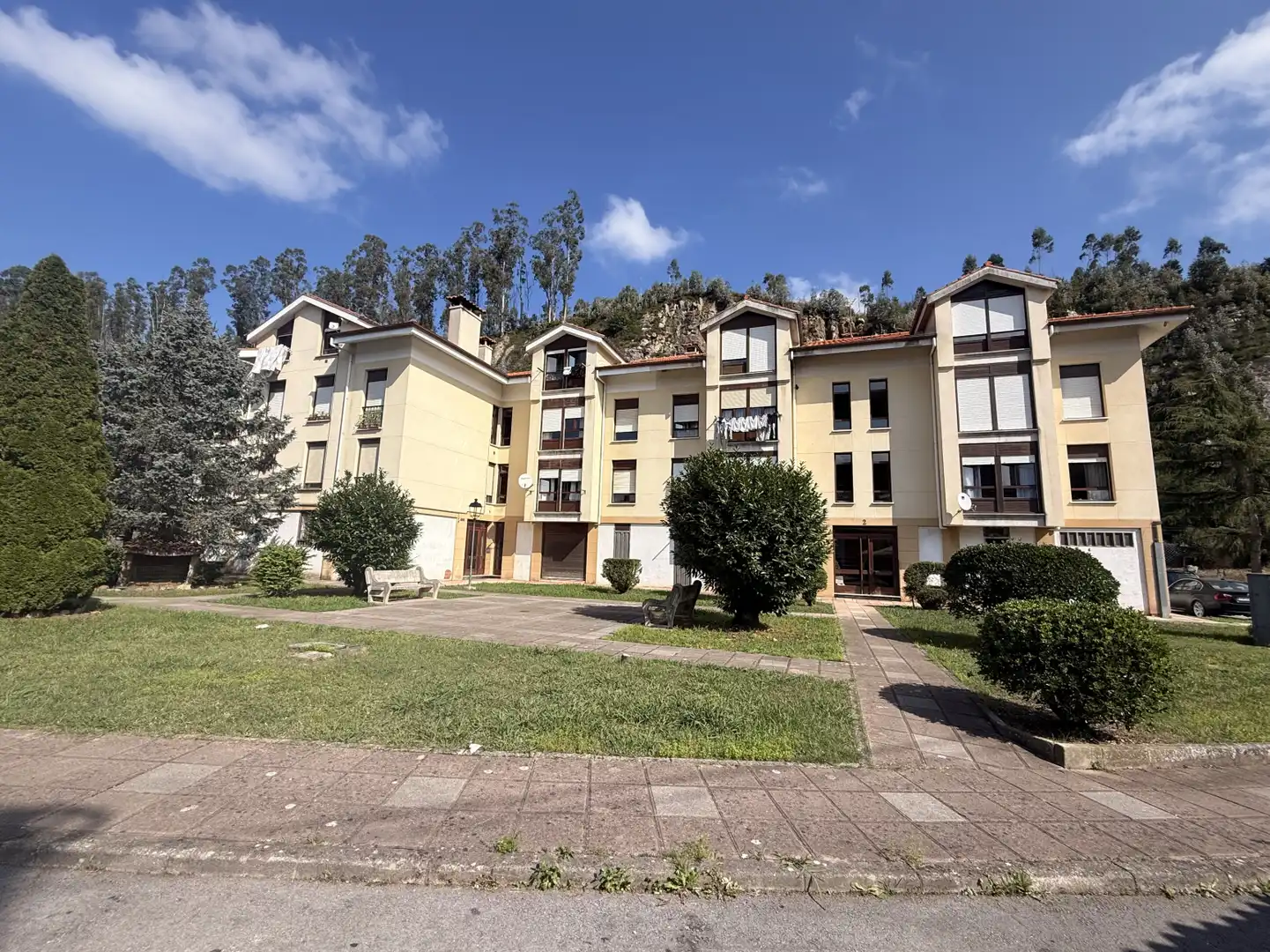 Vista exterior de Piso en venta en Cabezón de la Sal con Calefacción y Parquet