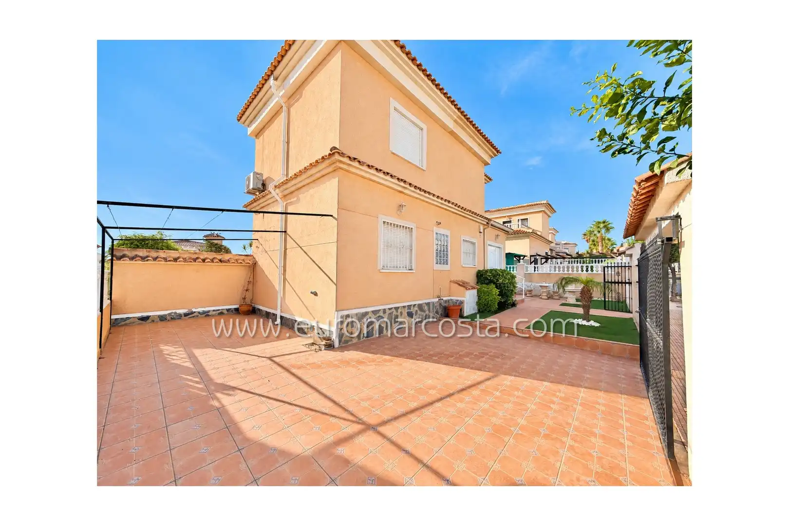 Chalet con piscina en venta en Calle Helsinki, imagen 5