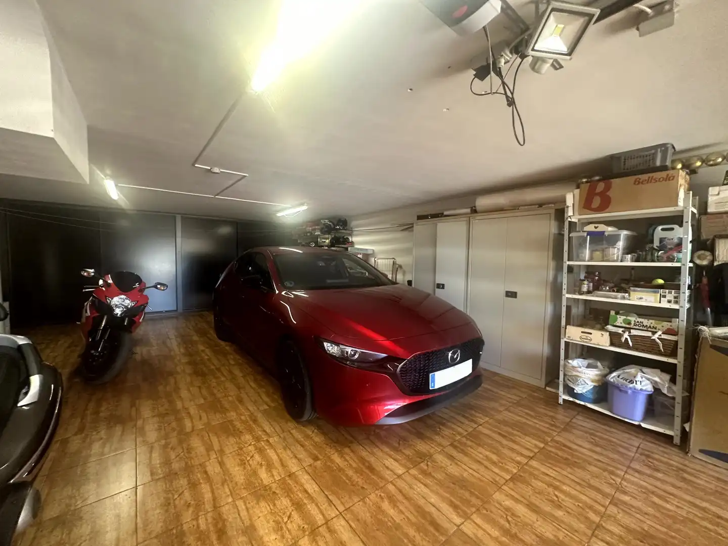 Parkplatz von Einfamilien-Reihenhaus zum Verkauf in Algete mit Klimaanlage, Heizung und Privatgarten