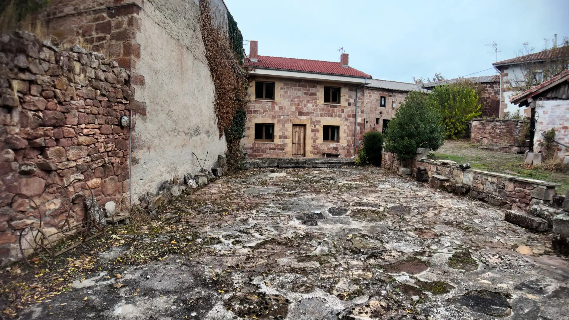 Vista exterior de Finca rústica en venda en Pomar de Valdivia amb Parquet i Moblat