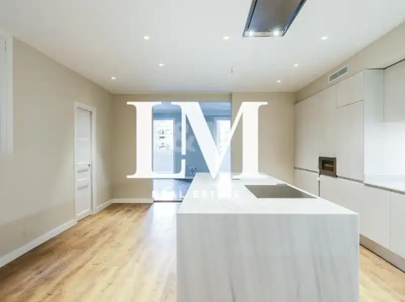 Cuina de Apartament en venda en Barcelona amb Aire condicionat, Terrassa i Balcó