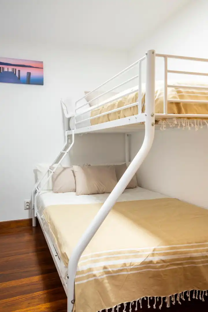 Schlafzimmer von Wohnung zur Miete in Santander mit Heizung, Parkett und Möbliert