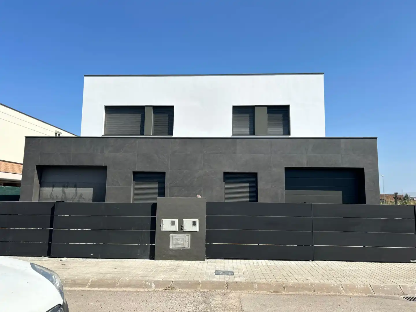 Vista exterior de Casa adosada en venda en Banyoles amb Aire condicionat, Calefacció i Jardí privat