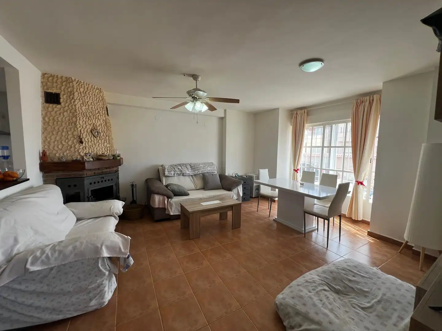 Sala d'estar de Casa adosada en venda en Vélez-Málaga amb Terrassa, Traster i Piscina comunitària