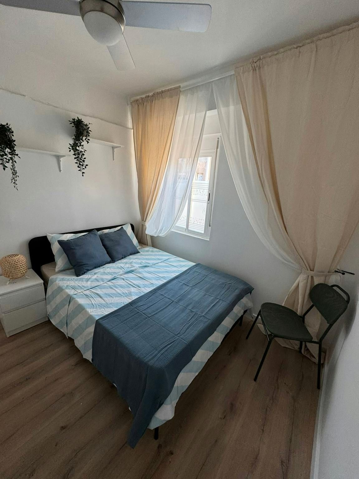 Bedroom of Flat to share in  Valencia Capital  with Washing machine