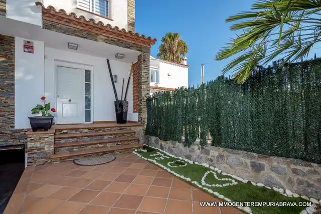 Exterior view of Houses for sale in Empuriabrava  with Air Conditioner, Heating and Private garden