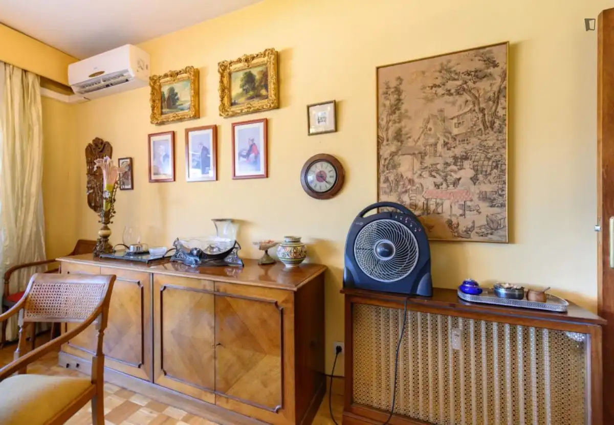 Menjador de Apartament de lloguer en Madrid amb Aire condicionat, Moblat i Forn