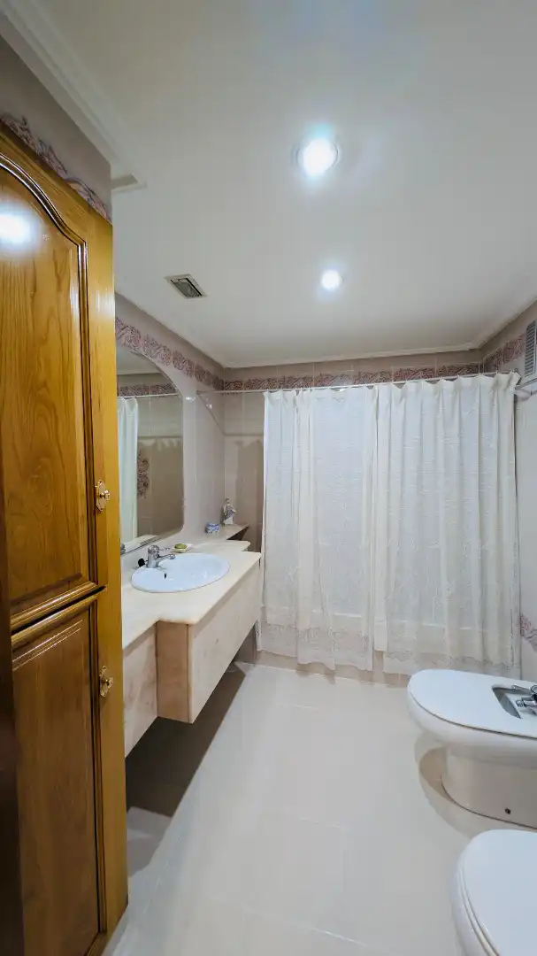 Bany de Casa o xalet en venda en Oliva amb Aire condicionat, Calefacció i Jardí privat