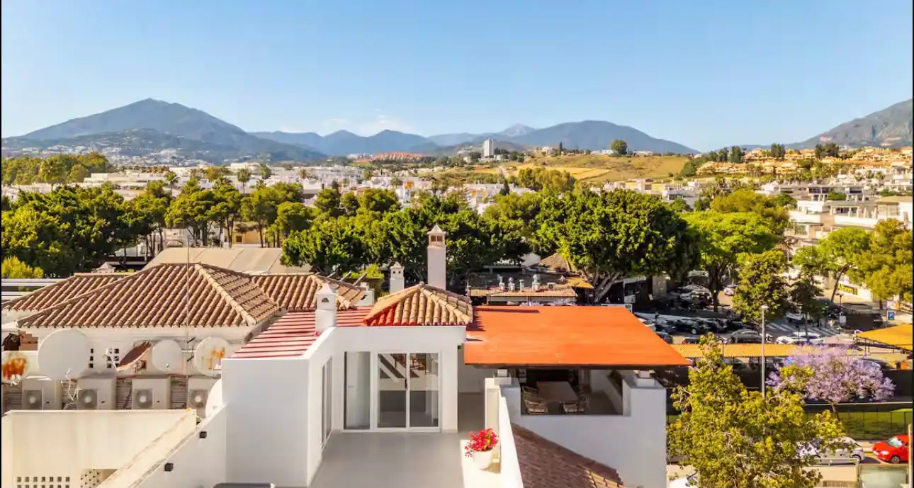 Exterior view of Attic for rent in Nueva Andalucía