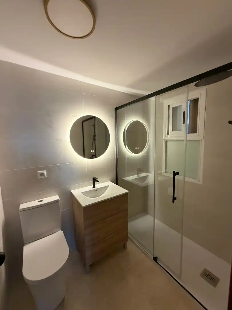 Badezimmer von Wohnungen zur Miete in Benidorm mit Klimaanlage, Möbliert und Ofen