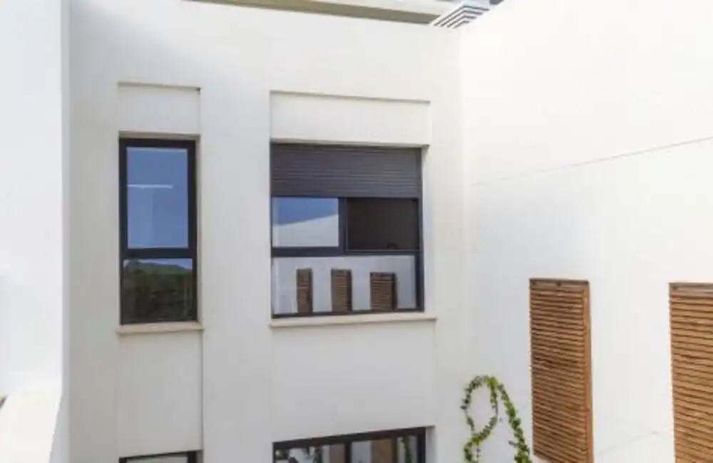 Terrasse von Einfamilien-Reihenhaus zum Verkauf in Casares mit Klimaanlage, Privatgarten und Terrasse