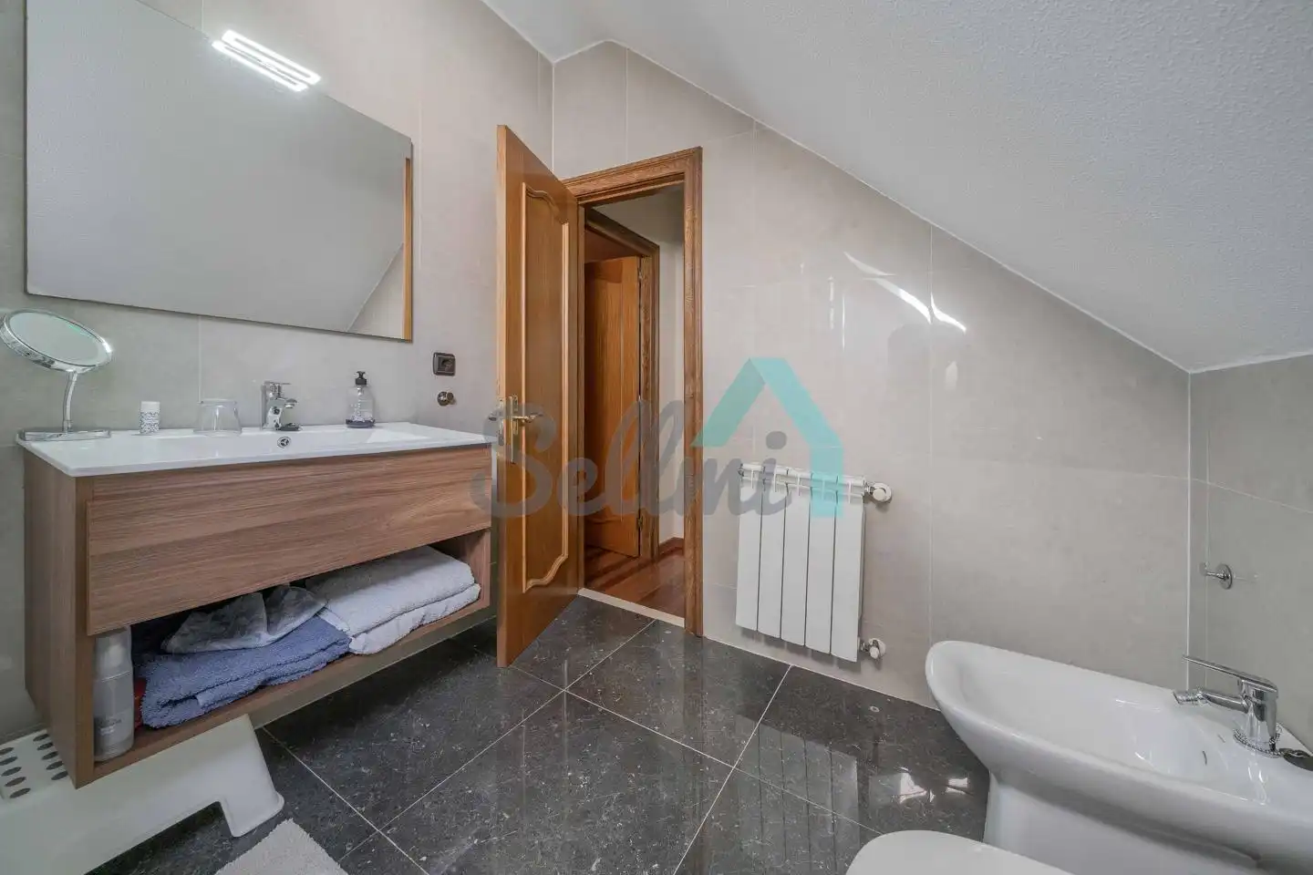 Bany de Casa o xalet en venda en Oviedo  amb Calefacció, Jardí privat i Parquet