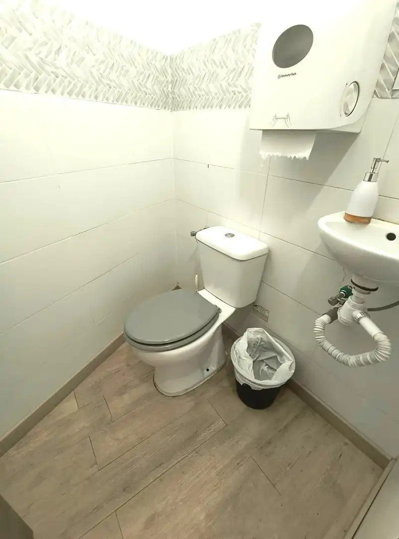 Baño de Local de alquiler en Santa Pola con Aire acondicionado y Amueblado