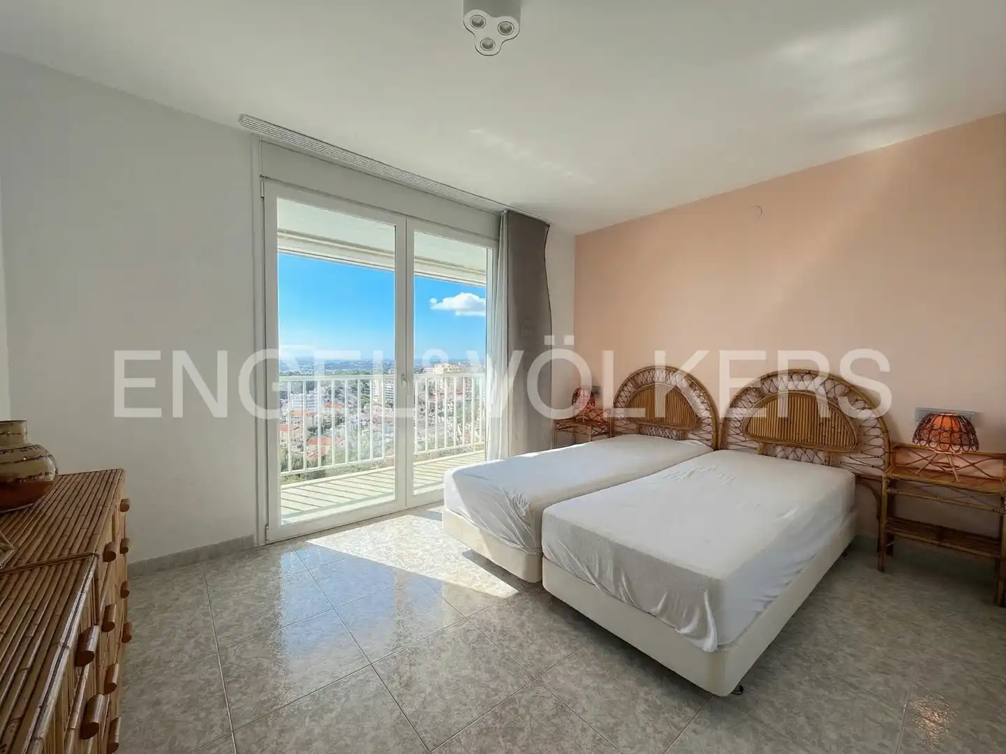 Schlafzimmer von Dachboden zum Verkauf in Salou mit Klimaanlage, Heizung und Terrasse