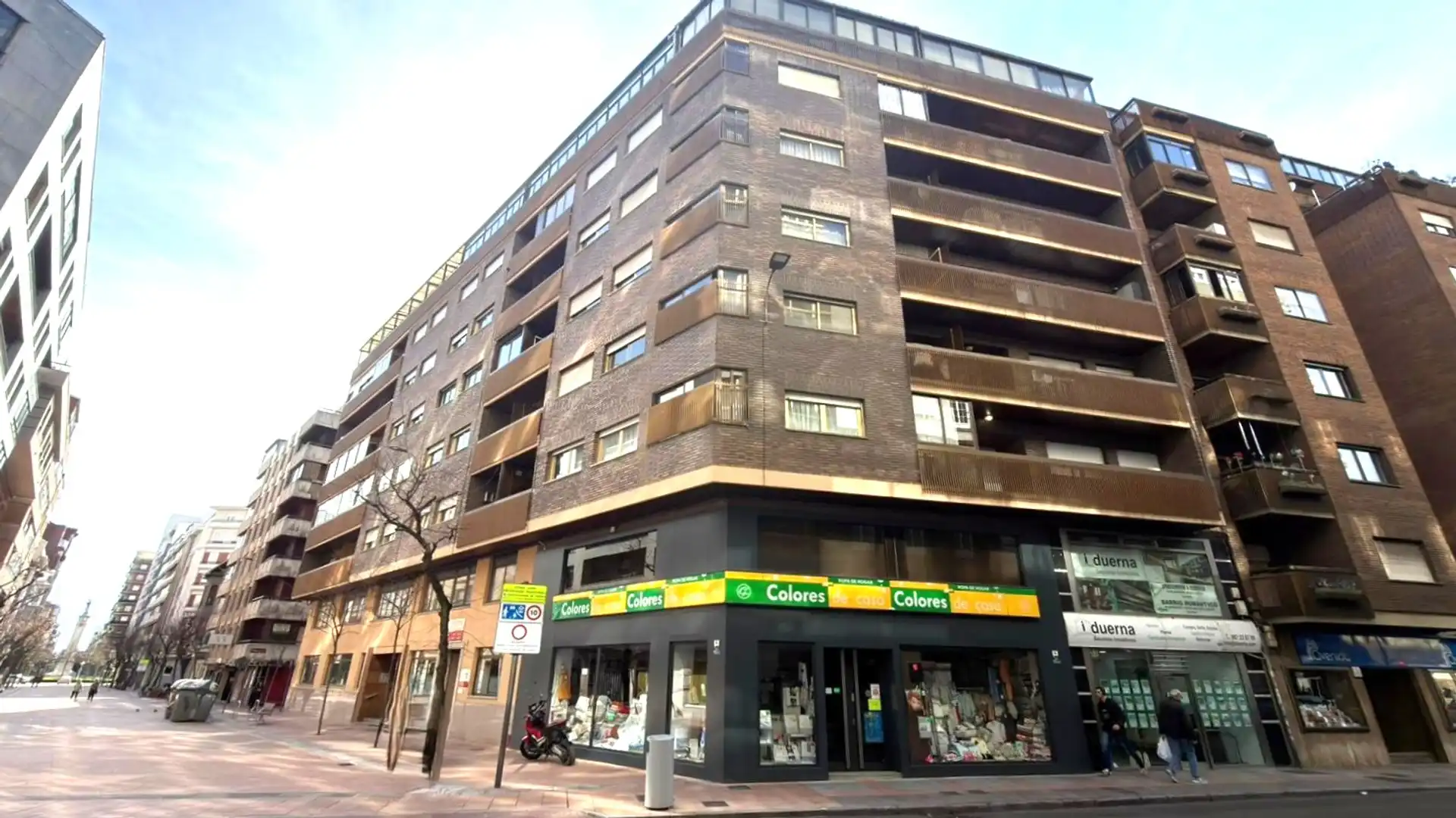Vista exterior de Piso en venta en León Capital  con Calefacción, Parquet y Terraza