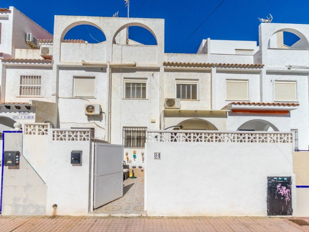 Vista exterior de Casa adosada en venta en Torrevieja con Piscina y Horno