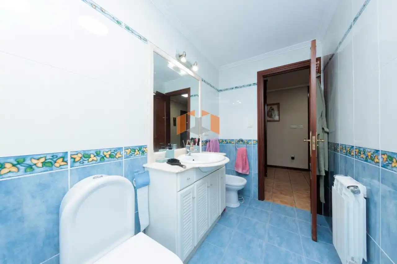 Bathroom of Houses for sale in Vigo   with Heating, Private garden and Parquet flooring