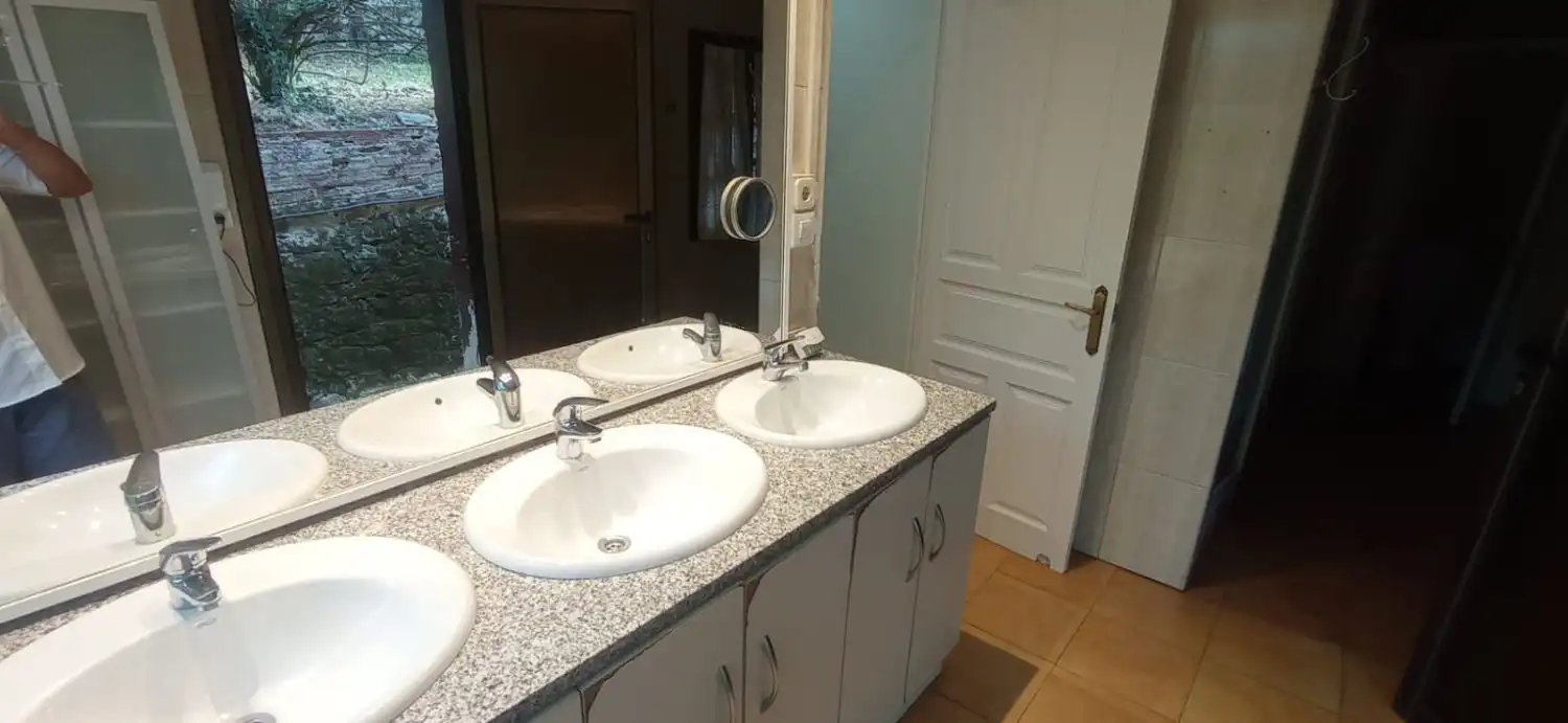 Bany de Casa o xalet en venda en Oviedo  amb Calefacció i Parquet