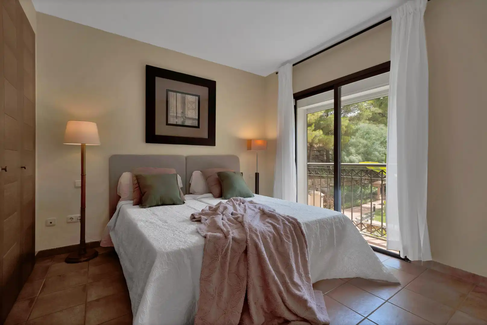 Schlafzimmer von Wohnungen zur Miete in Marbella mit Klimaanlage, Heizung und Privatgarten