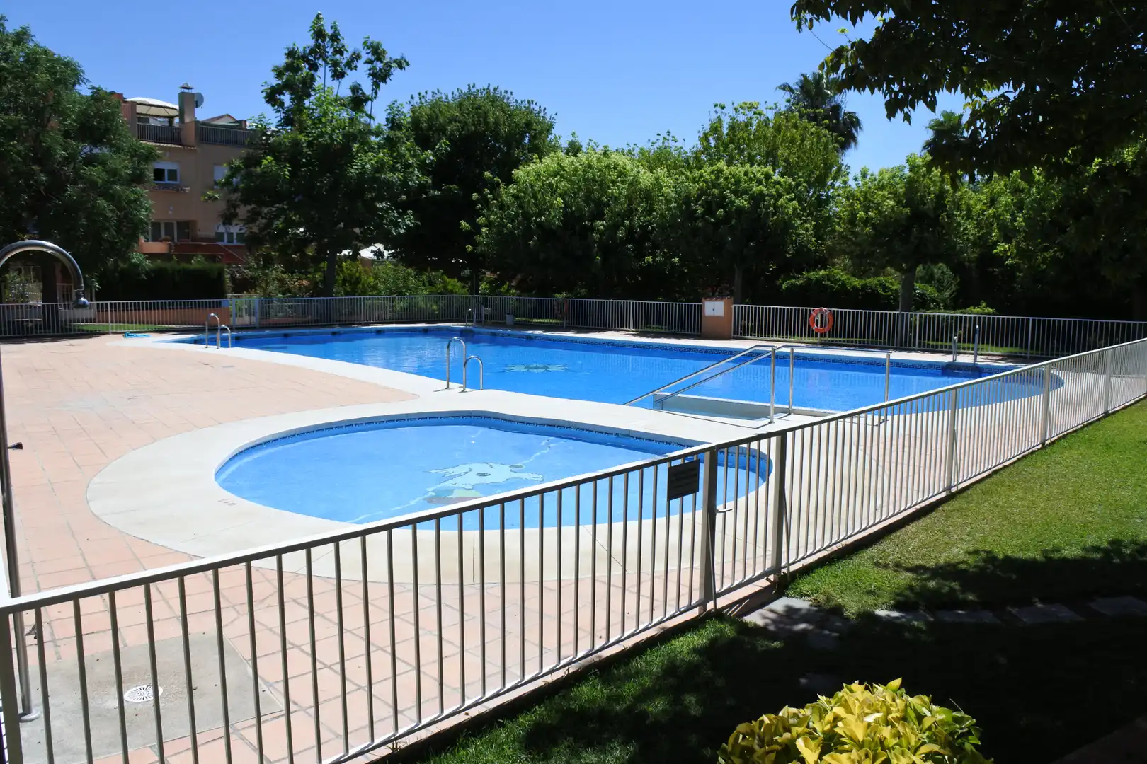 Piscina de Piso para compartir en Granada con Aire acondicionado, Calefacción y Jardín privado