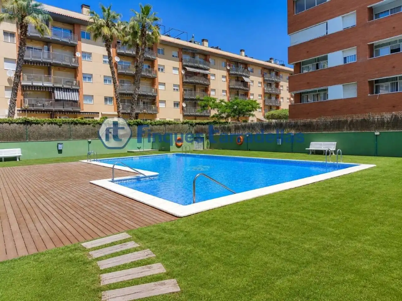 Flat with pool for sale in Fenals