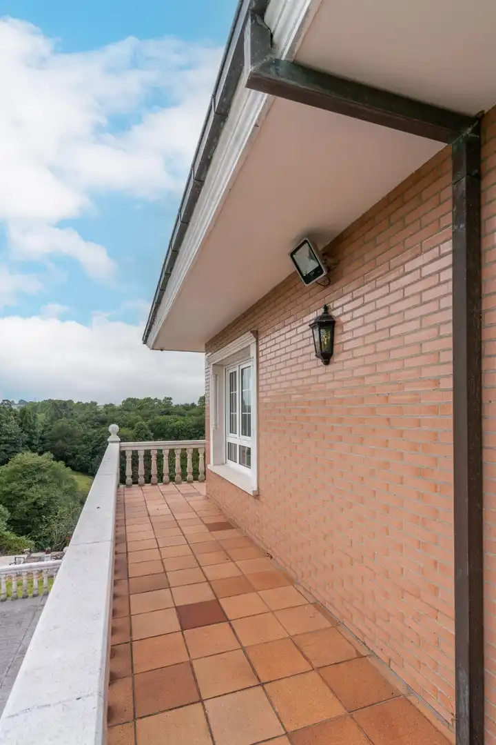 Vista exterior de Casa o xalet en venda en Gijón  amb Calefacció, Jardí privat i Traster
