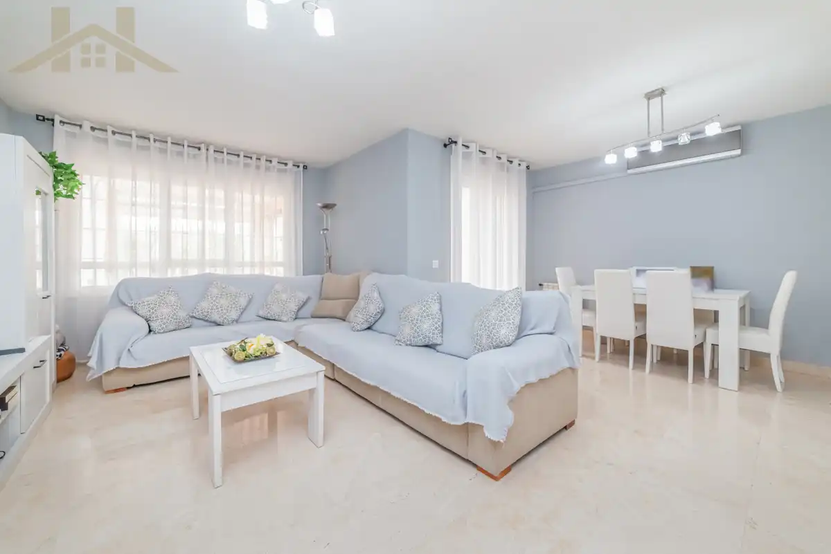 Sala d'estar de Casa adosada en venda en Parla amb Aire condicionat, Calefacció i Jardí privat