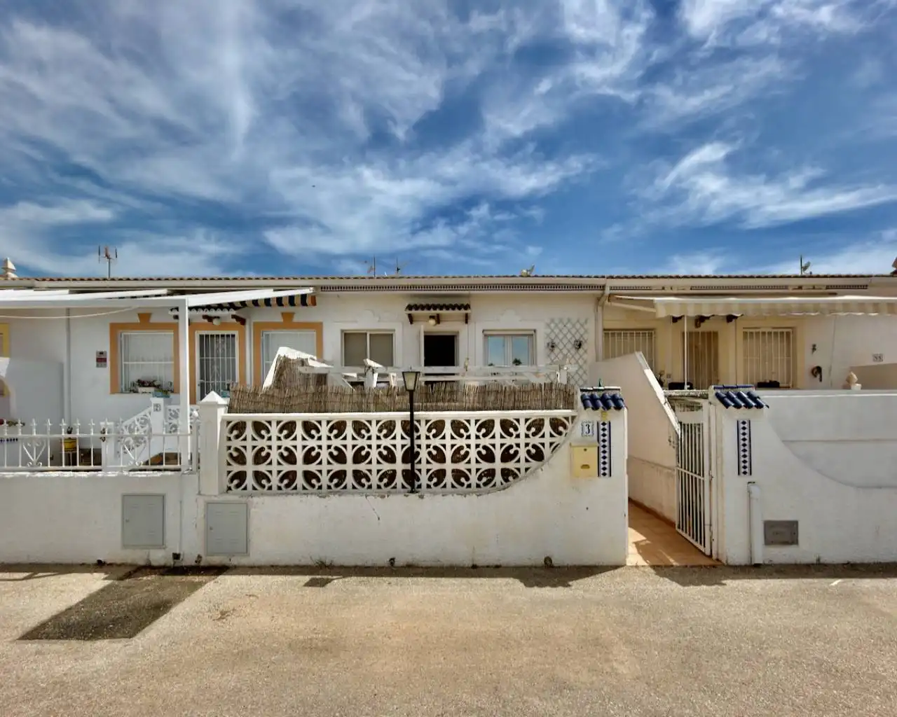 Vista exterior de Casa o xalet en venda en Rojales amb Jardí privat, Terrassa i Traster