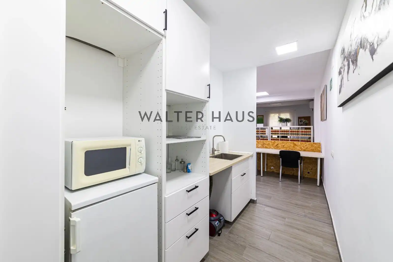Kitchen of Office for rent in Madrid  with Air Conditioner and Heating