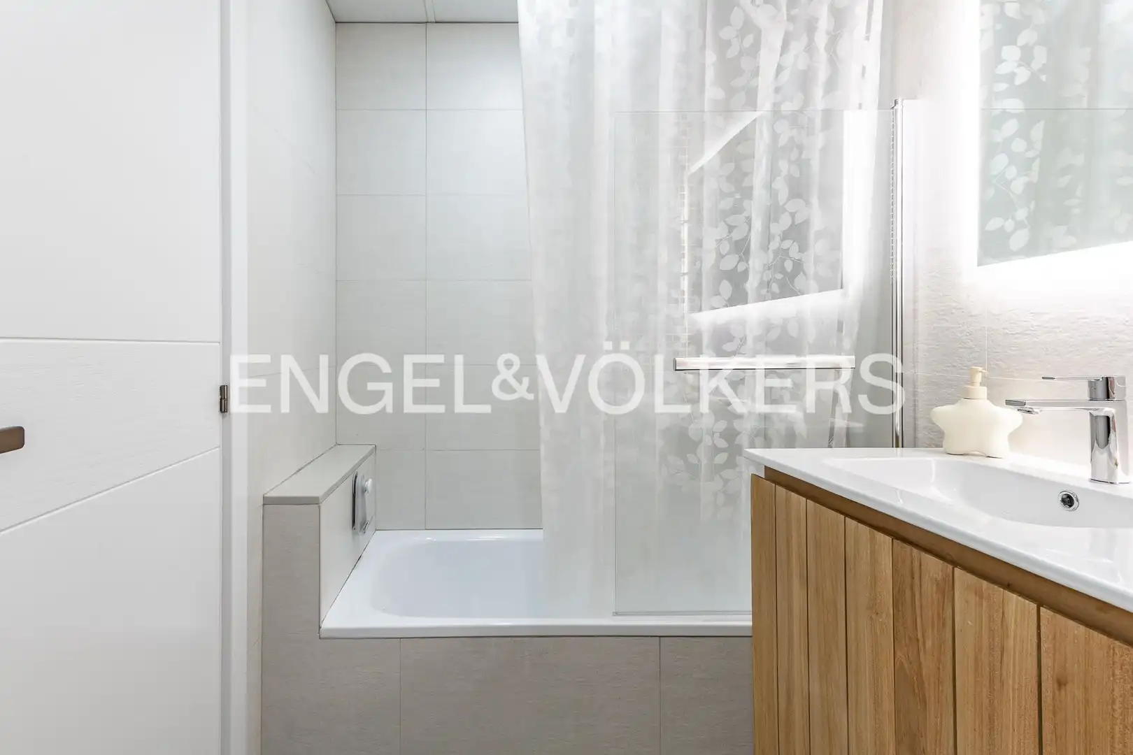 Bathroom of Flat for sale in Sant Adrià de Besòs  with Air Conditioner, Heating and Parquet flooring