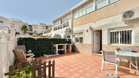 SE VENDEUbicación inmejorable, a solo 8 minutos a pie de la hermosa playa de La Mata y cerca de tiendas y servicios. Zona muy soli
