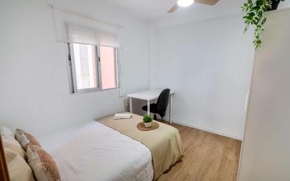 Bedroom of Flat to share in  Valencia Capital  with Air Conditioner and Terrace