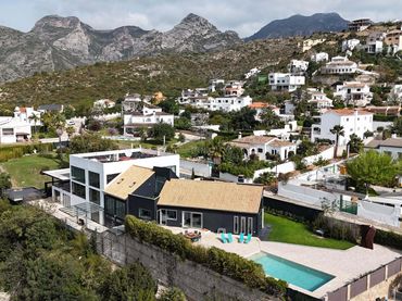 Casa con balcón en venta en Urb Montepino